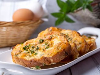 Z obyčejného chlebu ve vajíčku můžete vykouzlit neobyčejnou večeři. Přidejte si na něj to, co máte rádi