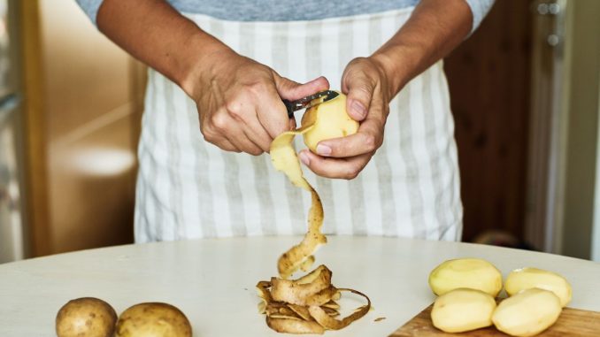 Zbavte brambory slupky rychle a efektivně. Vždy je nejprve uvařte