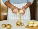 Brambory jsou velmi cenným zdrojem živin. Vyzkoušejte recept na rychlé líné brambory