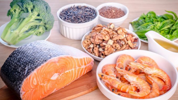 Vysoký cholesterol snižují některé potraviny. Zařaďte do jídelníčku ryby, ořechy a olivový olej