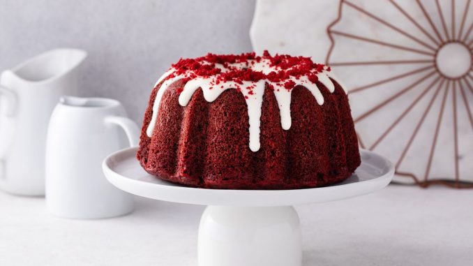 Red Velvet Cake se stává čím dál populárnějším. Připravte si ve stejném stylu i bábovku