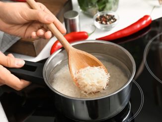 Mnoho lidí při vaření rýže chybuje. Důležité je znát druh, ale také ji před vařením propláchnout