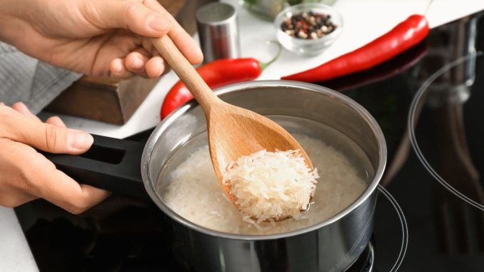 Mnoho lidí při vaření rýže chybuje. Důležité je znát druh, ale také ji před vařením propláchnout