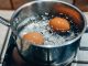 Několik hodin před vařením vyndejte vajíčka z lednice. Ta míchaná dělejte ve vodní lázni
