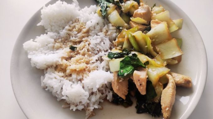 Připravte si rychlý oběd inspirovaný asijskou kuchyní. Pak choi s kuřecím masem a rýží zvládne připravit každý