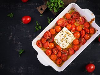 Zapečený sýr feta s cherry rajčaty a těstovinami je hitem TikToku. Jídlo zvládnete i vy