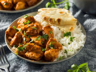 Za vznikem kuřecího tikka masala možná stojí nespokojený zákazník skotského podniku. Recept zvládnete i doma