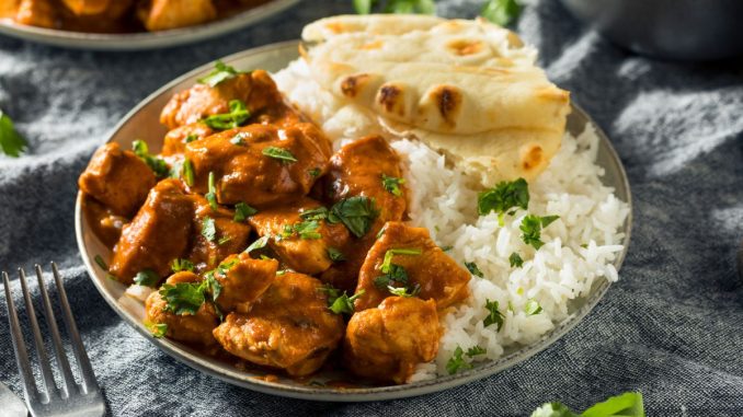 Za vznikem kuřecího tikka masala možná stojí nespokojený zákazník skotského podniku. Recept zvládnete i doma