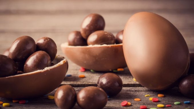 Připravte letos dětem na Velikonoce domácí čokoládová vajíčka s překvapením
