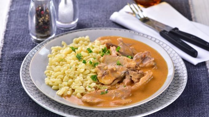 Kuře na paprice: Jednoduchý maďarský recept pro celou rodinu připravíte s těstovinami i s knedlíkem