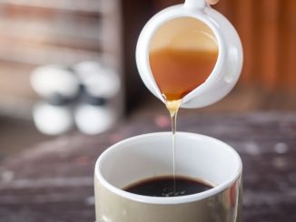 Dilema medu v kávě: Obsahuje vitamíny, ale také se z něj uvolňuje toxická sloučenina
