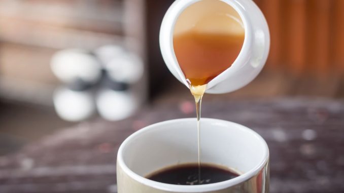 Dilema medu v kávě: Obsahuje vitamíny, ale také se z něj uvolňuje toxická sloučenina