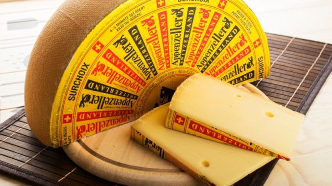 Appenzeller: Švýcarský sýr z kvalitního mléka, čerstvých bylin a místního vína