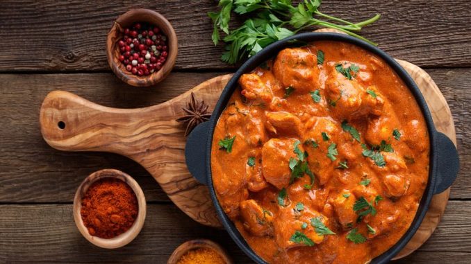 Gordon Ramsay připravuje butter chicken doma pravidelně. Inspirujte se jeho receptem