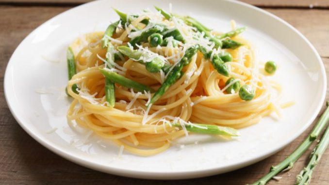 Jarní špagety carbonara: Přidejte do jídla chřest a udělejte z něj zdravý a svěží pokrm