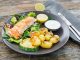 Losos s bramborami a zeleninou: Lehký jarní oběd pro milovníky ryb