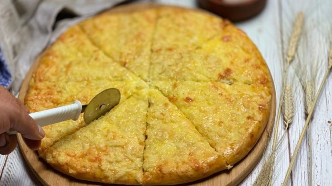 Megruli khachapuri: Gruzínský sýrový chléb, který se podává k masu