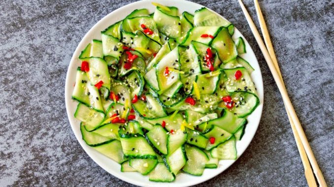 Salát z rozpláclých okurek: Připravte si zeleninovou pochoutku na asijský způsob