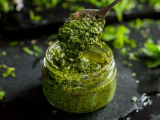 Připravte si doma italské pesto. Základem je bazalka a česnek