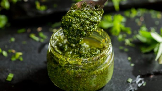 Připravte si doma italské pesto. Základem je bazalka a česnek