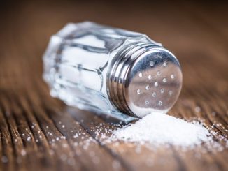 Zabraňte vlhnutí soli. Přidejte do slánky rýži nebo kávová zrna