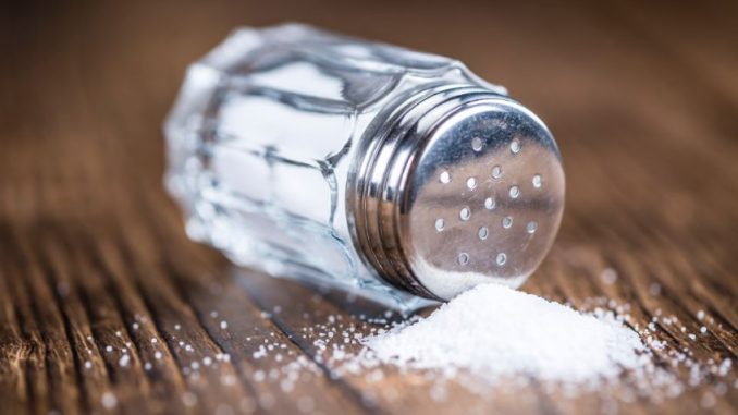 Zabraňte vlhnutí soli. Přidejte do slánky rýži nebo kávová zrna