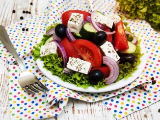 Řecký salát s opečeným feta sýrem se hodí jako rychlá svačinka