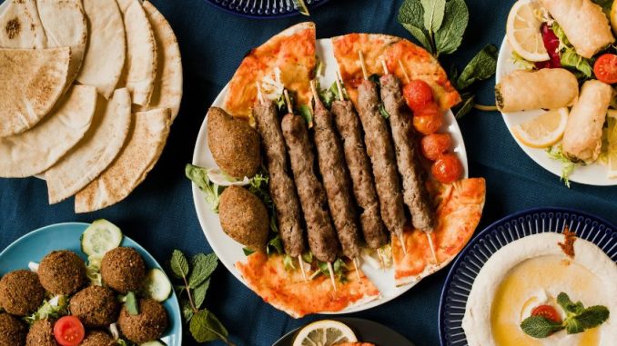 Egyptská kuchyně je z velké části vegetariánská. V restauraci můžete jíst klidně rukama