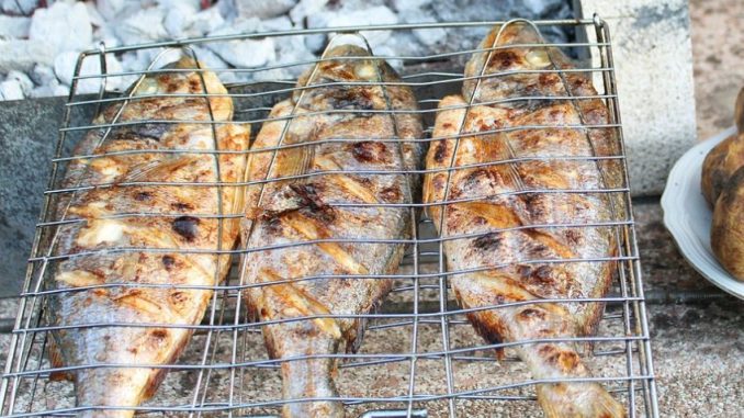 Treska na grilu: Ryba s bylinkovým máslem chutná skvěle s pečenou zeleninou i bramborovým salátem