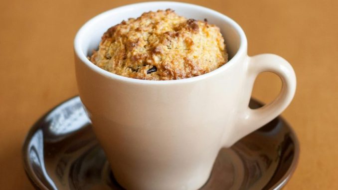 Jednoduchý mug cake máte do pěti minut hotový. A dozdobit si ho můžete podle sebe