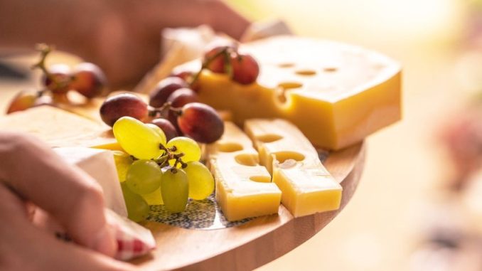 Ke grilovanému masu se hodí podávat obložený tác. Nakombinujte, co dům dal