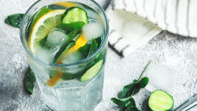 Připravte si letní limonádu z ovoce i zeleniny. Během veder příjemně osvěží