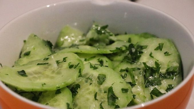 Okurkový salát v létě osvěží. Tělu navíc dodá plno vitamínů
