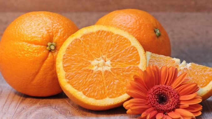 Loupání pomerančů a mandarinek je snadné. Stačí znát jednoduchý trik