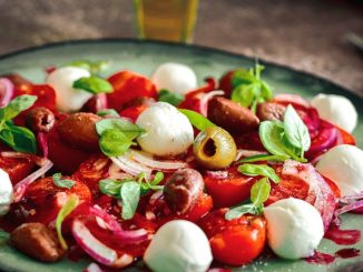 Salát z nakládaných rajčat: Chutný letní recept plný vitamínů