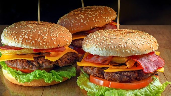 Maso na hamburger je třeba poctivě připravit. Nekupujte mleté, dochucujte pouze s mírou