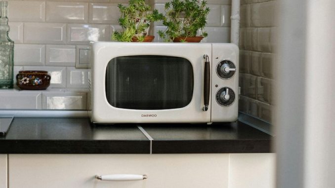 Mikrovlnnou troubu mnoho lidí nechce využívat. Nahradit se dá pánví i horkovzdušnou fritézou