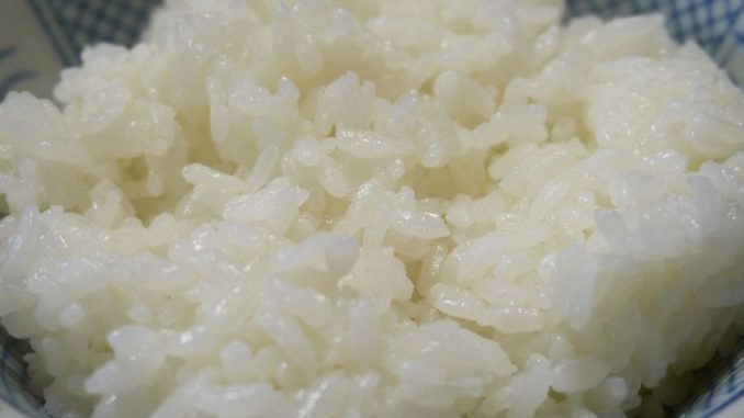 Rozvařená rýže se hodí na přípravu mnoha jídel. Připravíte ji nasladko i naslano