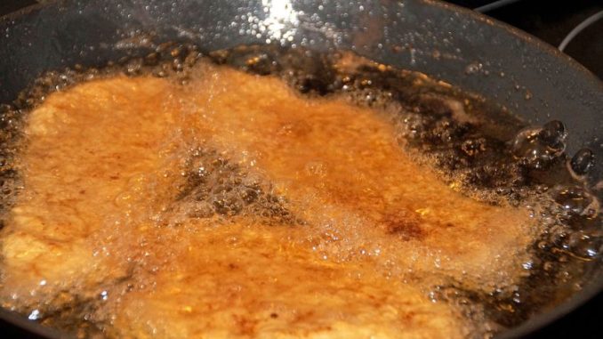 Použitý olej rozhodně do odpadu nelijte. Využijte raději absorbční materiály a jednorázové krabičky
