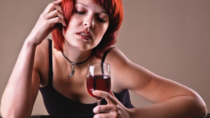 Některé potraviny mohou prokazatelně zhoršit lidskou náladu. Vyhněte se alkoholu, ale také chipsům a Cole