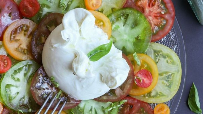 Burratu a mozzarellu si mnoho lidí plete. Tyto podobné sýry přesto mají mnoho odlišností