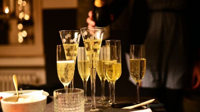 Pokud nebudete na silvestra pít alkohol, přípitek si můžete užít třeba s domácím šumivým nápojem