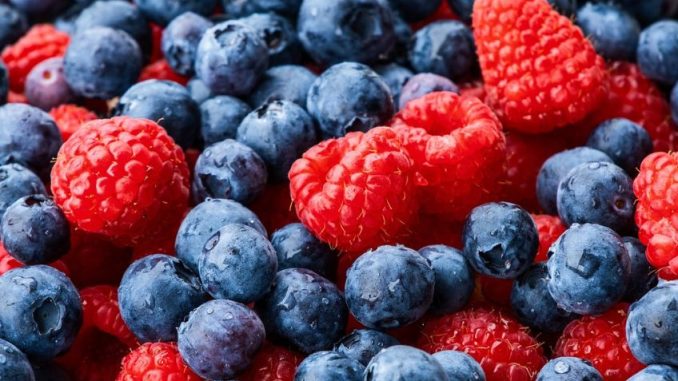 Pokud vás trápí zácpa, uleví vám bobulovité ovoce. Zkuste ho ve formě smoothie