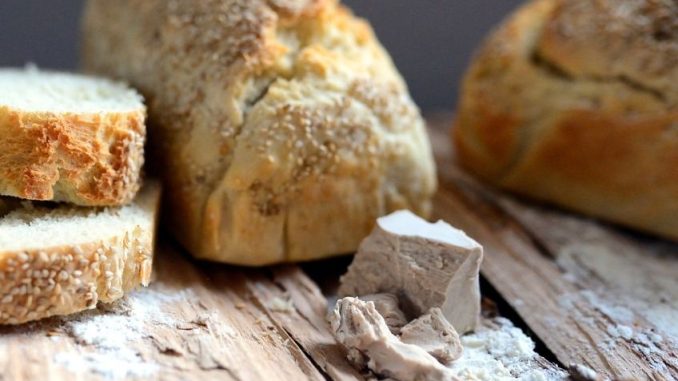 Čerstvé droždí má výraznější chuť, nevydrží ale tak dlouho. Zvažte, které v domácnosti využijete