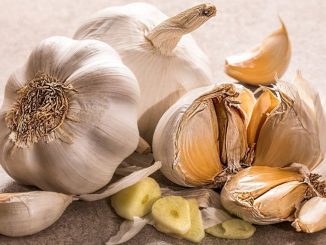 Slupky z česneku a cibule nevyhazujte. V domácnosti mají ještě využití